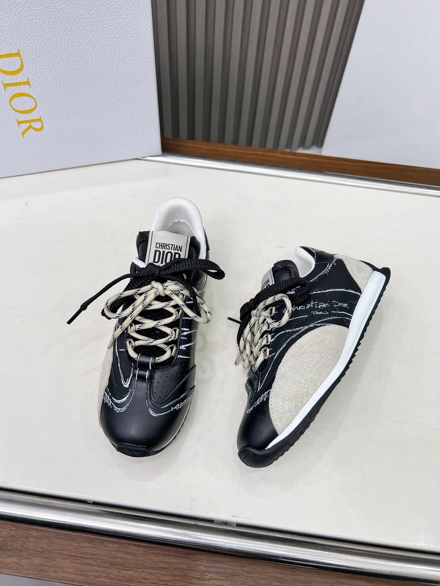 👟👟Ex-factory price 560👟👟 This D-Sketch sneaker is a new product of the 2025 spring and summer ready-to-wear series, highlighting the classic retro aesthetics. Crafted from gold-tone crinkled sheepskin and gold-toned laminated calfskin, it features a printed logo inspired by the shoe's production stages, as well as beige suede calfskin panels and double laces. Hand-written Christian Dior Paris signature on the side, Christian Dior Paris signature panels and plaques on the heel and tongue. Paired with two-tone slim rubber soles, they add a touch of couture to any casual look. Code number: 35~45 Color: black white gold silver